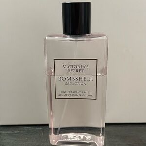 Victoria’s Secret bombshell seduction